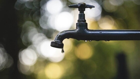 Το πρόβλημα άρχισε με ολιγόλεπτες διακοπές υδροδότησης και τις τελευταίες ημέρες δεν υπάρχει καθόλου νερό.